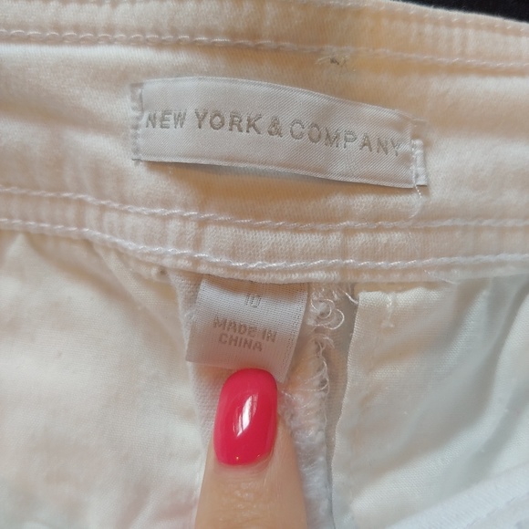 White NY&CO pull on shorts with side zipper - Picture 3 of 3